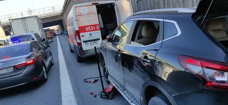 İstanbulda Yolda kalan araç için lastik desteği